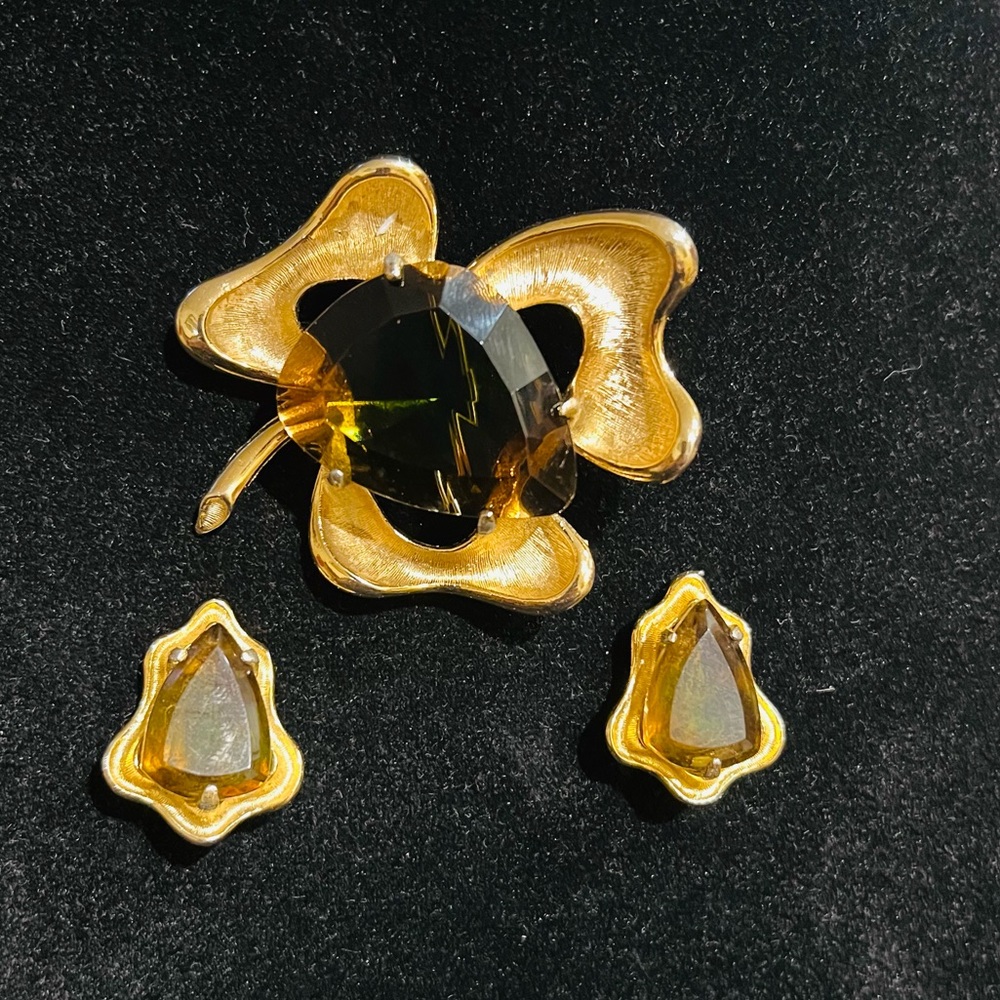 Vintage BSK gold tone light brown faceted glass brooch and earrings
